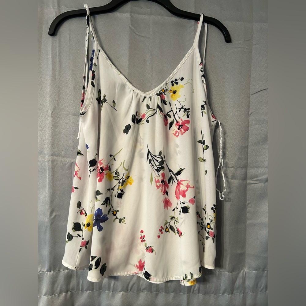 Women’s vneck white floral tank